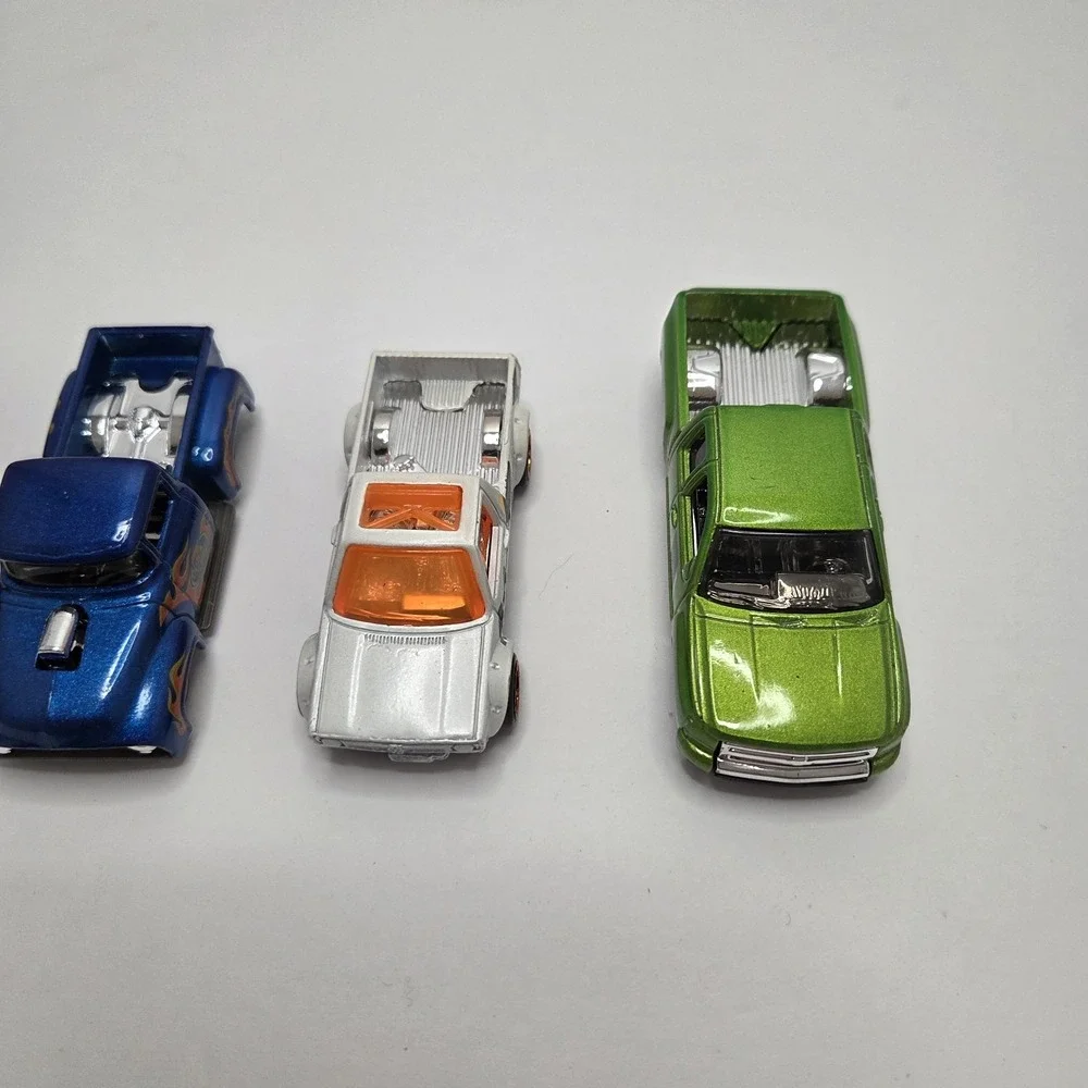 Car Lot 1:64 Scale Mixed Vehicles Truck & Cars Loose (4)
